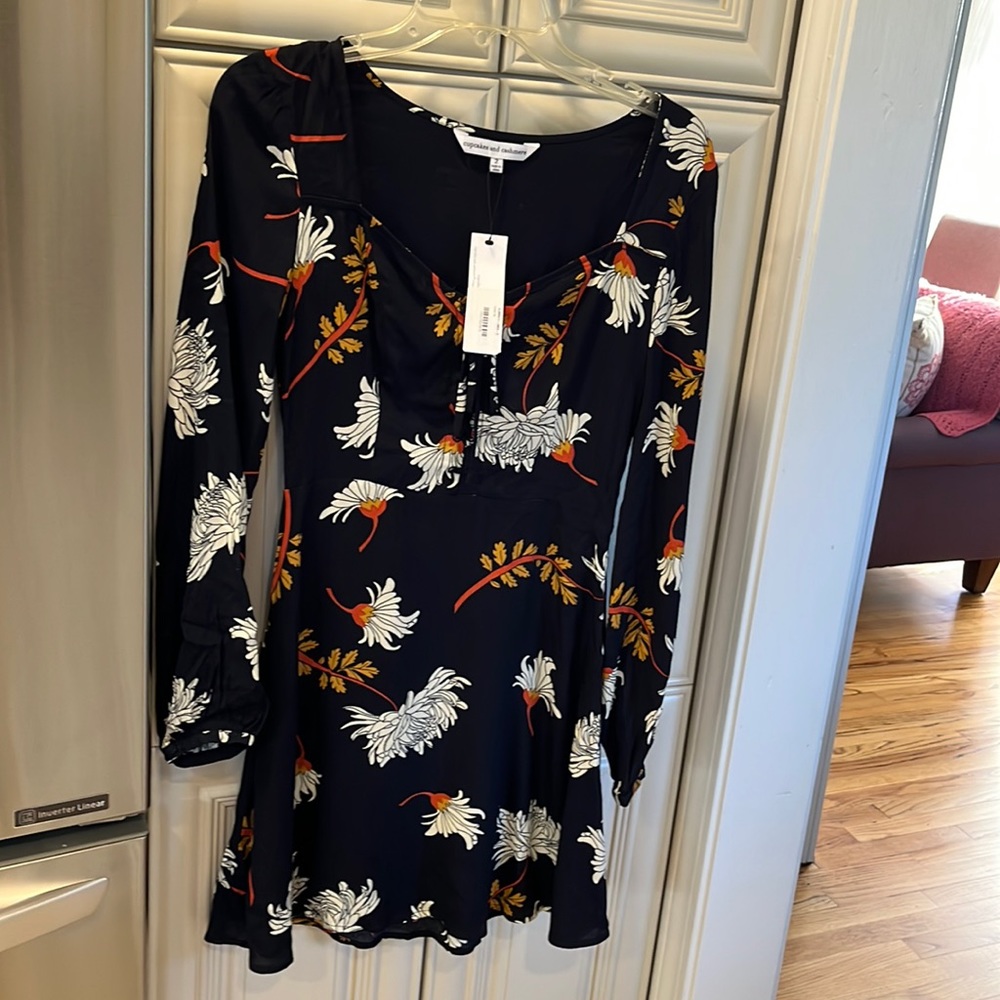 NWT Cupcakes and Cashmere Navy Floral long sleeve dress. SZ 2
